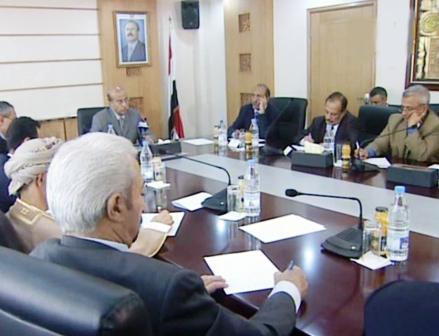 د. القربي أثناء استقباله أمس عددا من السفراء